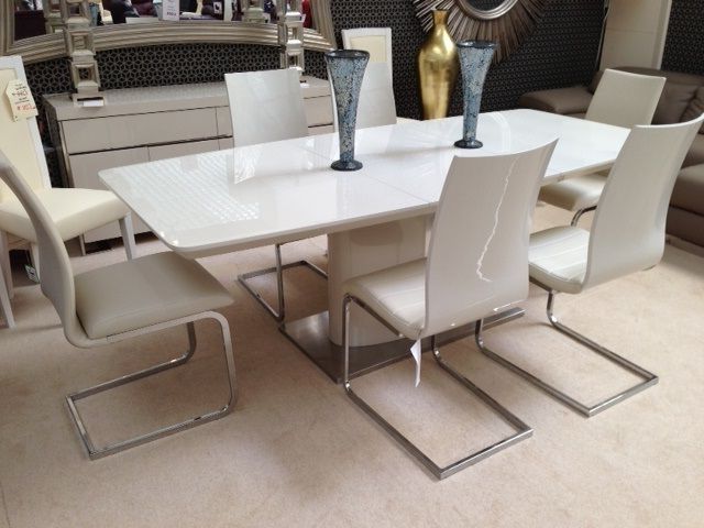 cream gloss kitchen table and chair